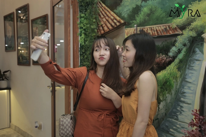 Nhiều bạn trẻ đến check-in khung cảnh lãng mãn ở The Myra. Nhiều bạn trẻ đến check-in khung cảnh lãng mãn ở The Myra.
