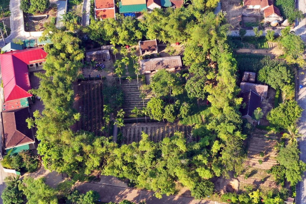 Cụm di tích Hoàng Trù, nằm trong khuôn viên rộng khoảng 3.500 m2, bao gồm: Nhà thờ chi nhánh họ Hoàng Xuân, nhà cụ Hoàng Đường (ông ngoại Chủ tịch Hồ Chí Minh), nhà của cụ Nguyễn Sinh Sắc và bà Hoàng Thị Loan (cha mẹ Chủ tịch Hồ Chí Minh). Cụm di tích Hoàng Trù, nằm trong khuôn viên rộng khoảng 3.500 m2, bao gồm: Nhà thờ chi nhánh họ Hoàng Xuân, nhà cụ Hoàng Đường (ông ngoại Chủ tịch Hồ Chí Minh), nhà của cụ Nguyễn Sinh Sắc và bà Hoàng Thị Loan (cha mẹ Chủ tịch Hồ Chí Minh).