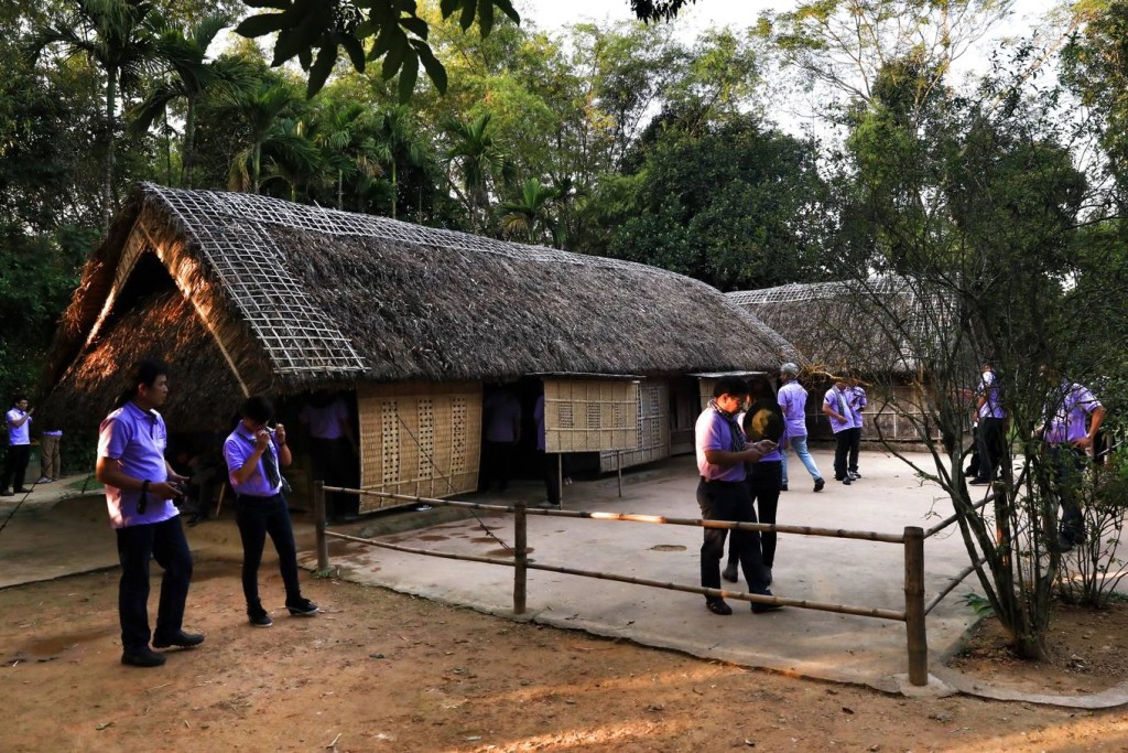 Ngôi nhà lá 5 gian được dân làng Sen dựng lên từ quỹ công để mừng ông Nguyễn Sinh Sắc, cha của Chủ tịch Hồ Chí Minh, khi ông đỗ phó bảng khoa thi Hội năm 1901. Cây cối mọc um tùm phía trong vườn đều do người dân trồng cho ông. Ngôi nhà lá 5 gian được dân làng Sen dựng lên từ quỹ công để mừng ông Nguyễn Sinh Sắc, cha của Chủ tịch Hồ Chí Minh, khi ông đỗ phó bảng khoa thi Hội năm 1901. Cây cối mọc um tùm phía trong vườn đều do người dân trồng cho ông.