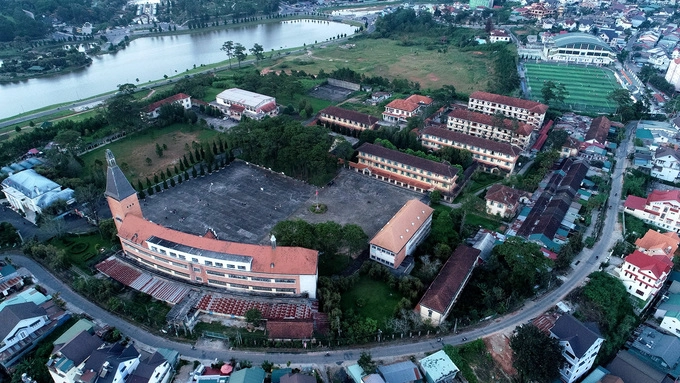 Trường Cao đẳng Sư phạm Đà Lạt chỉ cách trung tâm thành phố 2,4 km nên đường đi khá thuận tiện và dễ dàng. Đây là một trong những kiến trúc nổi tiếng của thành phố Đà Lạt. Trường được đưa vào danh sách 1.000 công trình tiêu biểu của thế giới thế kỷ 20.