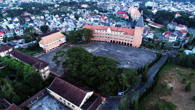 Người Pháp xây dựng trường vào năm 1927 theo bản thiết kế của kiến trúc sư Moncet. Sau 8 năm, trường hoàn thành, trở thành nơi đào tạo con em của người Pháp và các gia đình Việt giàu có.