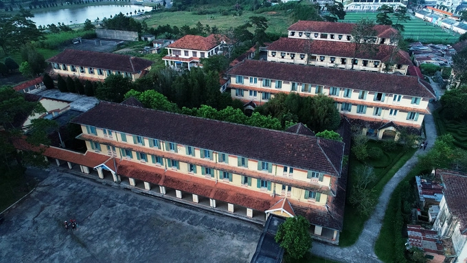 Các dãy nhà khác trong khuôn viên cao 2-3 tầng được bố trí song song dùng làm nơi học tập, hội trường, các phòng thí nghiệm và ký túc xá.