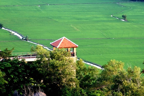 Trên đường lên đỉnh núi Sam, ở giữa lưng chừng núi có một đài vọng cảnh được xây dựng trên triền núi phía tây. Từ đây có thể ngắm nhìn toàn cảnh một vùng trời bao la xinh đẹp Trên đường lên đỉnh núi Sam, ở giữa lưng chừng núi có một đài vọng cảnh được xây dựng trên triền núi phía tây. Từ đây có thể ngắm nhìn toàn cảnh một vùng trời bao la xinh đẹp