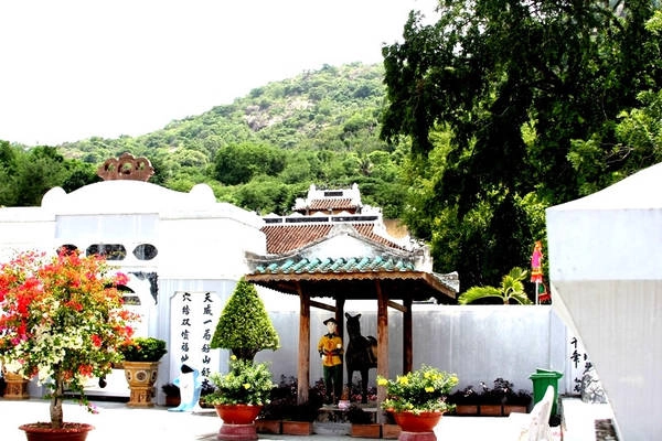Về địa thế, Núi Sam là nơi cửa ngõ chính ra vào vùng Thất Sơn, nhưng hiện nay trên núi, người dân đã khai phá rất nhiều để mua bán kinh doanh, vô tình đã đánh mất đi bản sắc của núi. Những gì hoang sơ mà thiên nhiên đã tạo ra nay cũng không còn nhiều trên núi Sam. Nhưng nơi đây lại có những di tích lịch sử đặc biệt như chùa Bà... nên núi Sam vẫn là một trong những điểm thu hút khách du lịch và hành hương nhiều nhất trong vùng Bảy Núi. Về địa thế, Núi Sam là nơi cửa ngõ chính ra vào vùng Thất Sơn, nhưng hiện nay trên núi, người dân đã khai phá rất nhiều để mua bán kinh doanh, vô tình đã đánh mất đi bản sắc của núi. Những gì hoang sơ mà thiên nhiên đã tạo ra nay cũng không còn nhiều trên núi Sam. Nhưng nơi đây lại có những di tích lịch sử đặc biệt như chùa Bà... nên núi Sam vẫn là một trong những điểm thu hút khách du lịch và hành hương nhiều nhất trong vùng Bảy Núi.