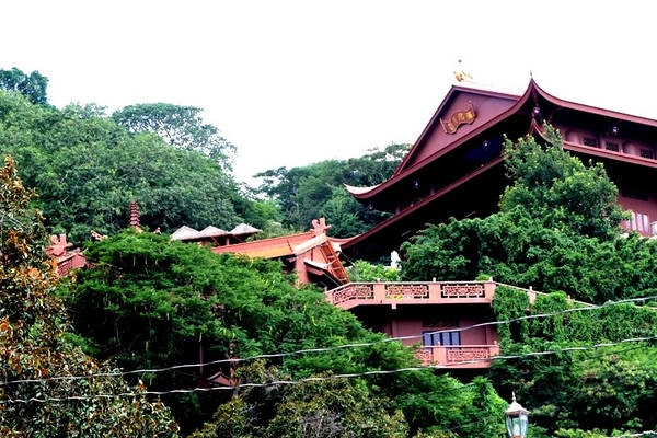 Nằm trên triền núi Vĩnh Tế về hướng bắc có ngôi chùa Phước Điền (chùa Hang) là một ngôi chùa cổ, có từ trên một thế kỷ. Nằm trên triền núi Vĩnh Tế về hướng bắc có ngôi chùa Phước Điền (chùa Hang) là một ngôi chùa cổ, có từ trên một thế kỷ.