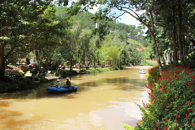 Tên thác Prenn vốn bắt nguồn từ tiếng K’Ho, ban đầu là “Prềnh” - nghĩa là “cà đắng”. Theo thời gian, người dân trong vùng đọc chệch thành “Prenn”. Ngày nay, ở khu vực thượng nguồn của thác, dọc hai bên bờ suối vẫn còn rất nhiều cây cà đắng mọc hoang. Loại cà này có trái nhỏ và tròn như cà pháo nhưng vỏ xanh, điểm nhiều chấm trắng, khi chín có màu vàng. Thác còn có tên gọi khác là thác Tiên Sa vì lúc nước nhiều, dòng chảy trông như một dải lụa màu trắng. Người ta ví thác như mái tóc của nàng Bạch Mao Tiên Cô. Tên thác Prenn vốn bắt nguồn từ tiếng K’Ho, ban đầu là “Prềnh” - nghĩa là “cà đắng”. Theo thời gian, người dân trong vùng đọc chệch thành “Prenn”. Ngày nay, ở khu vực thượng nguồn của thác, dọc hai bên bờ suối vẫn còn rất nhiều cây cà đắng mọc hoang. Loại cà này có trái nhỏ và tròn như cà pháo nhưng vỏ xanh, điểm nhiều chấm trắng, khi chín có màu vàng. Thác còn có tên gọi khác là thác Tiên Sa vì lúc nước nhiều, dòng chảy trông như một dải lụa màu trắng. Người ta ví thác như mái tóc của nàng Bạch Mao Tiên Cô.