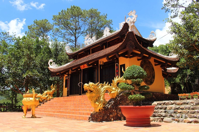 Đến đây, du khách còn được tham quan hệ thống đền thờ Âu Lạc ở phía trên đồi cao gồm Đền Thượng, Đền Trung, Đền Hạ. Đây là nơi tái hiện truyền thuyết nguồn gốc nòi giống Tiên - Rồng, thờ các vị vua Hùng gắn với công lao dựng nước cho dân tộc Việt. Đến đây, du khách còn được tham quan hệ thống đền thờ Âu Lạc ở phía trên đồi cao gồm Đền Thượng, Đền Trung, Đền Hạ. Đây là nơi tái hiện truyền thuyết nguồn gốc nòi giống Tiên - Rồng, thờ các vị vua Hùng gắn với công lao dựng nước cho dân tộc Việt.