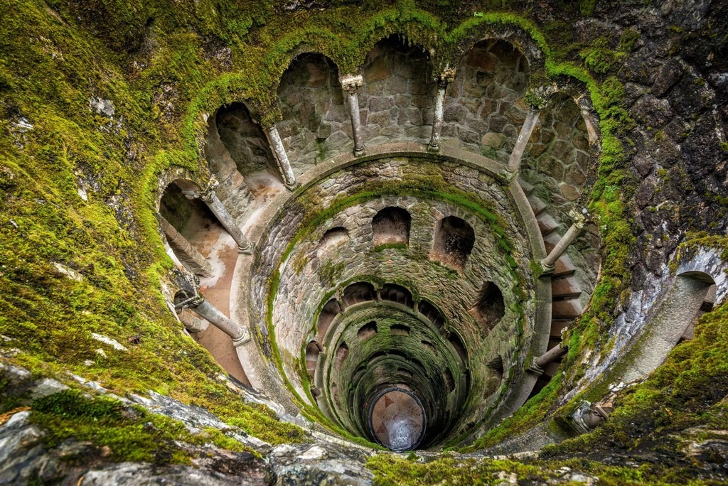 Lâu đài Quinta da Regaleira ở trung tâm thị trấn lịch sử Sintra, Bồ Đào Nha, là điểm đến đón hàng nghìn du khách đổ về mỗi năm. Được công nhận là Di sản Thế giới, lâu đài sở hữu kiến trúc độc đáo, kết hợp giữa phong cách Gothic, Ai Cập, Morocco và Phục Hưng. Ảnh: Pinterest.