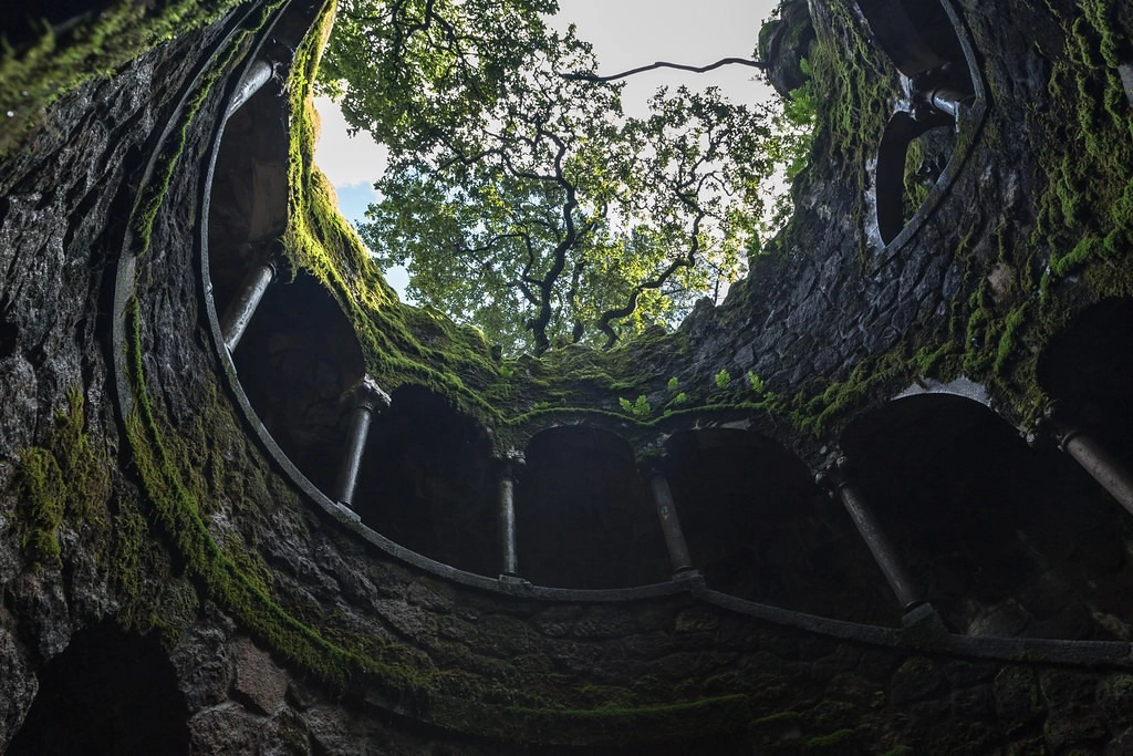 Afonso Henriques, vị vua đầu tiên của Bồ Đào Nha, đã xây dựng lâu đài Quinta da Regaleira tại Sintra để cư trú trong mùa hè. Tuy nhiên, hầu hết kiến trúc đã bị phá hủy do trận động đất năm 1755. Quinta da Regaleira sau đó đã qua tay nhiều chủ sở hữu. Ảnh: Flickr.