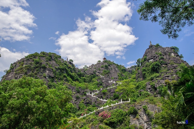 Hang Múa nằm dưới chân núi Múa cách Hà Nội tầm 100 km là điểm đến lý tưởng dành cho những người eo hẹp thời gian, muốn chiêm ngưỡng thiên nhiên hùng vĩ. Chỉ cần hai ngày một đêm dịp cuối tuần là đủ để bạn khám phá hết cảnh đẹp nơi đây - Ảnh: hachi8 Hang Múa nằm dưới chân núi Múa cách Hà Nội tầm 100 km là điểm đến lý tưởng dành cho những người eo hẹp thời gian, muốn chiêm ngưỡng thiên nhiên hùng vĩ. Chỉ cần hai ngày một đêm dịp cuối tuần là đủ để bạn khám phá hết cảnh đẹp nơi đây - Ảnh: hachi8