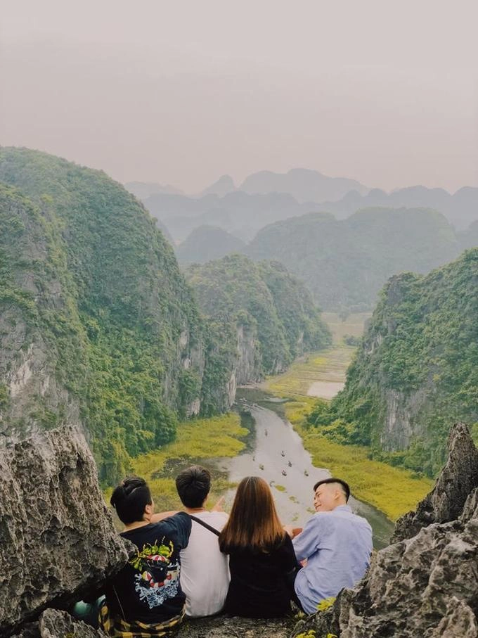 Dù không nổi tiếng như Tràng An, Bái Đính, nhưng không ít phượt thủ chọn nơi đây là điểm dừng chân bởi từ trên đỉnh núi Múa, bạn có thể nhìn toàn cảnh ra "Vịnh Hạ Long trên cạn" ở Ninh Bình. Phong cảnh hữu tình, nhất là mùa lúa chín vàng khiến bất kỳ du khách nào cũng cảm thấy nao lòng. Dù không nổi tiếng như Tràng An, Bái Đính, nhưng không ít phượt thủ chọn nơi đây là điểm dừng chân bởi từ trên đỉnh núi Múa, bạn có thể nhìn toàn cảnh ra "Vịnh Hạ Long trên cạn" ở Ninh Bình. Phong cảnh hữu tình, nhất là mùa lúa chín vàng khiến bất kỳ du khách nào cũng cảm thấy nao lòng.