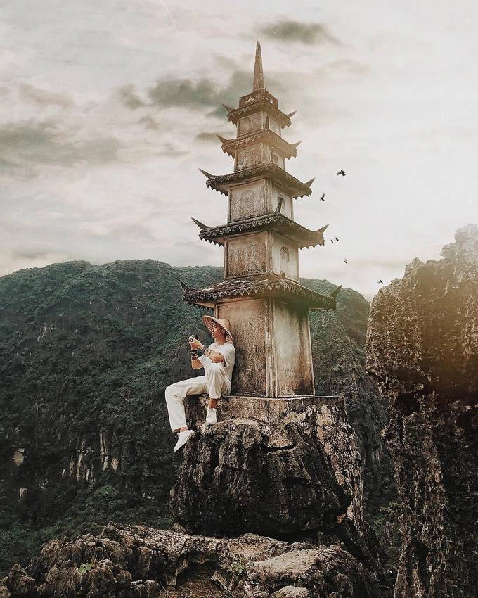 Mất cả tiếng đồng hồ để vừa ngắm cảnh xung quanh, vừa leo tà tà lên đến tháp. Đoạn đường đi không mấy dễ dàng, du khách phải cẩn thận, không nên đùa giỡn quá trớn dễ rủi ro. Tuy nhiên, bạn sẽ hoàn toàn hài lòng khi đến nơi - Ảnh: monsini Mất cả tiếng đồng hồ để vừa ngắm cảnh xung quanh, vừa leo tà tà lên đến tháp. Đoạn đường đi không mấy dễ dàng, du khách phải cẩn thận, không nên đùa giỡn quá trớn dễ rủi ro. Tuy nhiên, bạn sẽ hoàn toàn hài lòng khi đến nơi - Ảnh: monsini