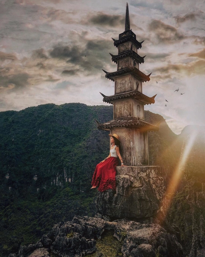 Không chỉ phái mạnh mà nhiều cô nàng cũng không ngại ngần chinh phục đoạn bậc thang này để tậu đủ kiểu ảnh ảo diệu. Thời điểm chụp ảnh đẹp nhất là tầm xế chiều, khi chim về tổ, bầu trời dần chuyển màu khiến khung cảnh nơi đây tựa cảnh phim cổ trang - Ảnh: Hà Trúc Không chỉ phái mạnh mà nhiều cô nàng cũng không ngại ngần chinh phục đoạn bậc thang này để tậu đủ kiểu ảnh ảo diệu. Thời điểm chụp ảnh đẹp nhất là tầm xế chiều, khi chim về tổ, bầu trời dần chuyển màu khiến khung cảnh nơi đây tựa cảnh phim cổ trang - Ảnh: Hà Trúc