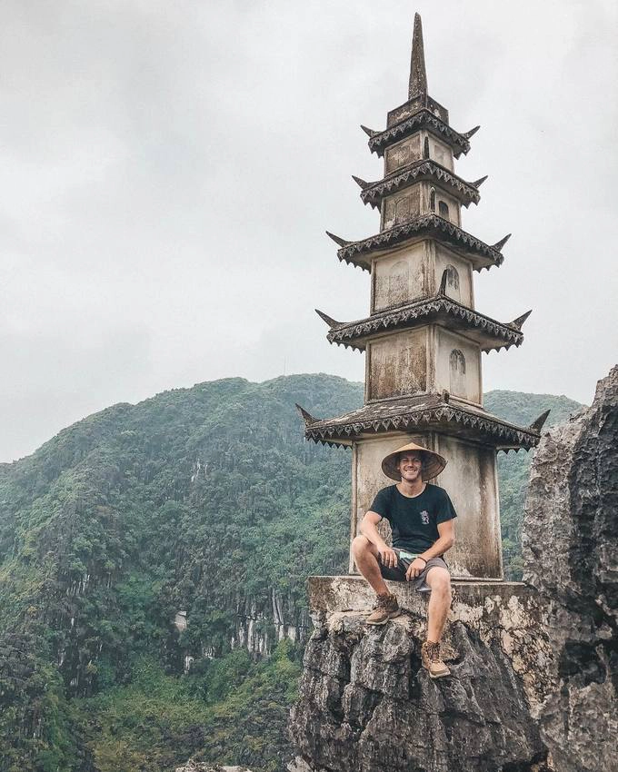 Hang Múa cũng là một địa chỉ khá nổi đối với các du khách quốc tế mê phượt. Trên instagram, không khó để bắt gặp hàng chục nghìn hình ảnh khách du lịch nước ngoài đội nón lá chụp ảnh ngay chân ngọn tháp - Ảnh: viviajandoomundo. Hang Múa cũng là một địa chỉ khá nổi đối với các du khách quốc tế mê phượt. Trên instagram, không khó để bắt gặp hàng chục nghìn hình ảnh khách du lịch nước ngoài đội nón lá chụp ảnh ngay chân ngọn tháp - Ảnh: viviajandoomundo.