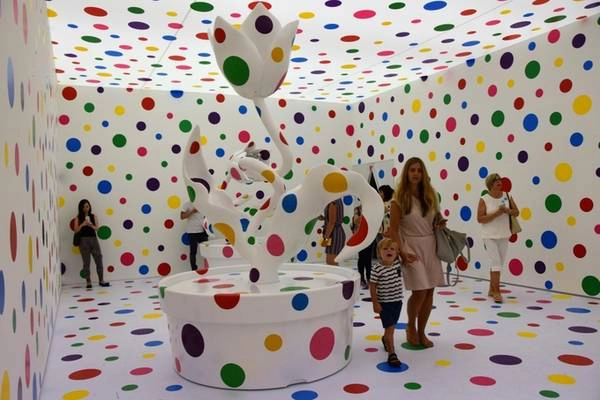 Nơi đầu tiên Kusama đạt được các thành tựu nghệ thuật và khiến cả thế giới biết đến là Mỹ. Bà đã có những năm tháng thành công ở đây và sau đó trở về Nhật Bản.