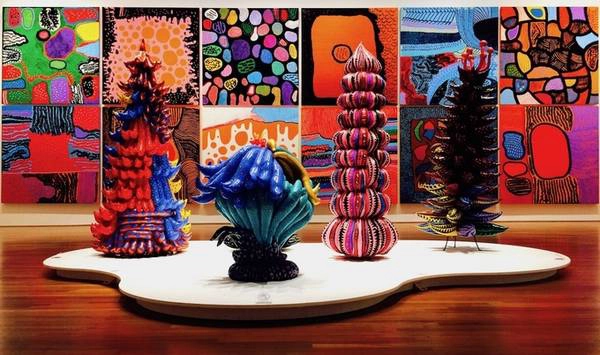 Năm 1973, Kusama trở về quê nhà khi sức khỏe đã yếu. Tại đây, bà bắt đầu viết tiểu thuyết, truyện ngắn... song song với sáng tác nghệ thuật. Năm 1977, bà tới bệnh viện Seiwa để khám bệnh tâm thầm và đây cũng là nơi cuối cùng nữ hoàng chấm bi muốn sống đến hết đời.