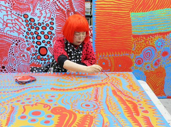 Ngày ngày, Kusama rời bệnh viện tâm thần để tới phòng vẽ gần Shinjuku, Tokyo. Sau đó, bà lại trở về trại điên. Kusma cho biết, sống với những người tâm thần khiến bà có nhiều ý tưởng và giúp bà phiêu hơn trong các tác phẩm. "Nếu không nhờ có nghệ thuật, tôi chắc chắn đã kết thúc cuộc sống của mình từ rất lâu rồi".