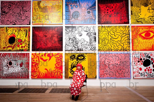 Với những ai từng tiếp xúc hay biết "nữ hoàng chấm bi" Yayoi Kusama đều cho rằng, đó là một người phụ nữ kỳ lạ. Trong những lần trả lời phỏng vấn báo chí, Kusama cũng thừa nhận điều này. Thậm chí, bà còn nhận mình là một "kẻ điên" và công khai với thế giới việc sống trong bệnh viện tâm thần hàng chục năm nay.
