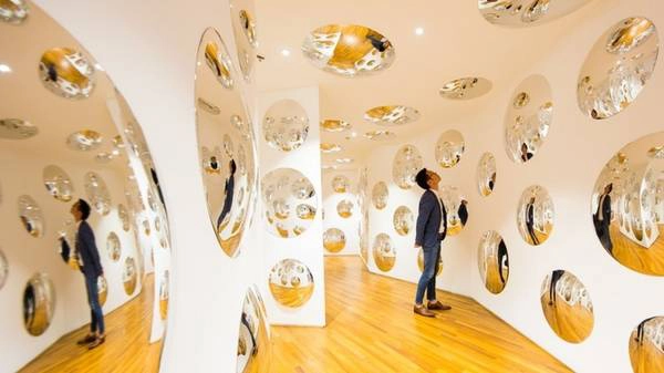 Sức hút của Kusama đối với giới mộ điệu mạnh mẽ tới mức, nhiều du khách khi thấy có triển lãm của "nữ hoàng chấm bi" mở tại nơi mình đến tham quan, đều sẵn sàng móc ví để mua vé vào xem. Thậm chí, có không ít du khách ở châu Á còn bay tới các nước có triển lãm của bà như Singapore, Nhật Bản... chỉ để tận mắt chứng kiến các tác phẩm chỉ toàn chấm bi này. Nhiều người cho biết, họ bị kích thích và thậm chí là ám ảnh với các tác phẩm với toàn chấm bi rối rắm như ma trận của bà.