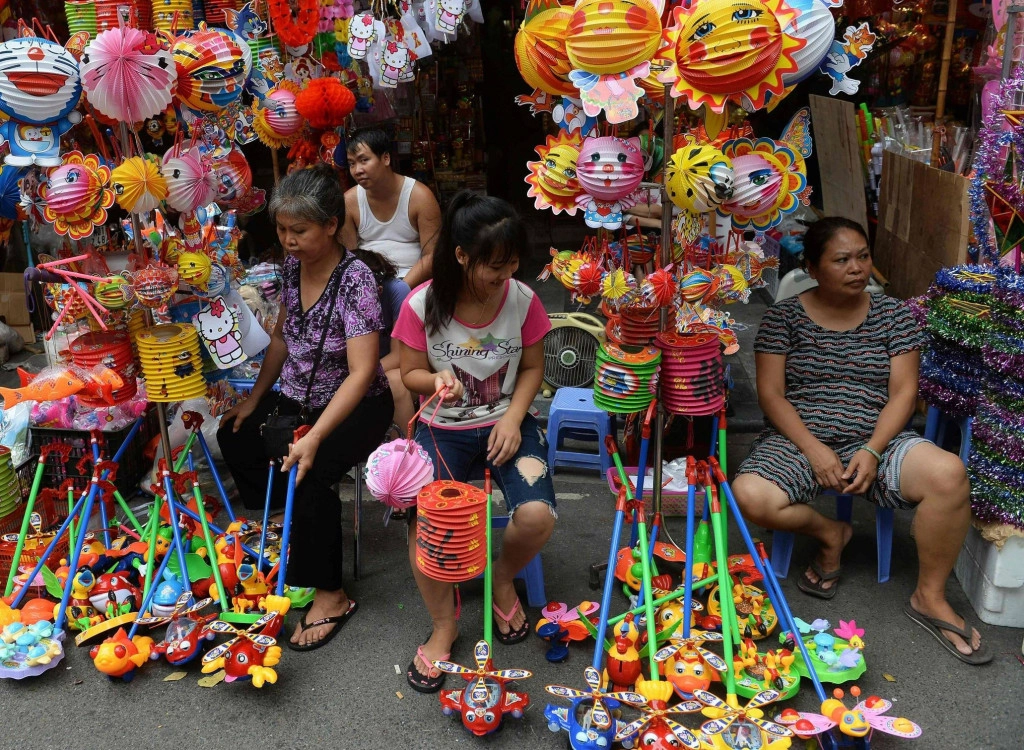 Việt Nam: Theo các nhà khảo cổ, Tết Trung thu ở nước ta có từ ngàn năm trước, với những họa tiết trên mặt trống đồng Ngọc Lũ. Với người Việt Nam, Trung thu cũng là ngày tết thiếu nhi. Vào dịp này, trên đường phố, người ta trang trí nhiều đèn lồng, đèn ông sao, trống, mặt nạ… những món đồ chơi trẻ em. Bên cạnh đó, không khí tưng bừng rộn ràng khắp nơi với những đoàn múa lân, múa sư tử huyên náo. Ảnh: @anhthu109, AFP. Việt Nam: Theo các nhà khảo cổ, Tết Trung thu ở nước ta có từ ngàn năm trước, với những họa tiết trên mặt trống đồng Ngọc Lũ. Với người Việt Nam, Trung thu cũng là ngày tết thiếu nhi. Vào dịp này, trên đường phố, người ta trang trí nhiều đèn lồng, đèn ông sao, trống, mặt nạ… những món đồ chơi trẻ em. Bên cạnh đó, không khí tưng bừng rộn ràng khắp nơi với những đoàn múa lân, múa sư tử huyên náo. Ảnh: @anhthu109, AFP.