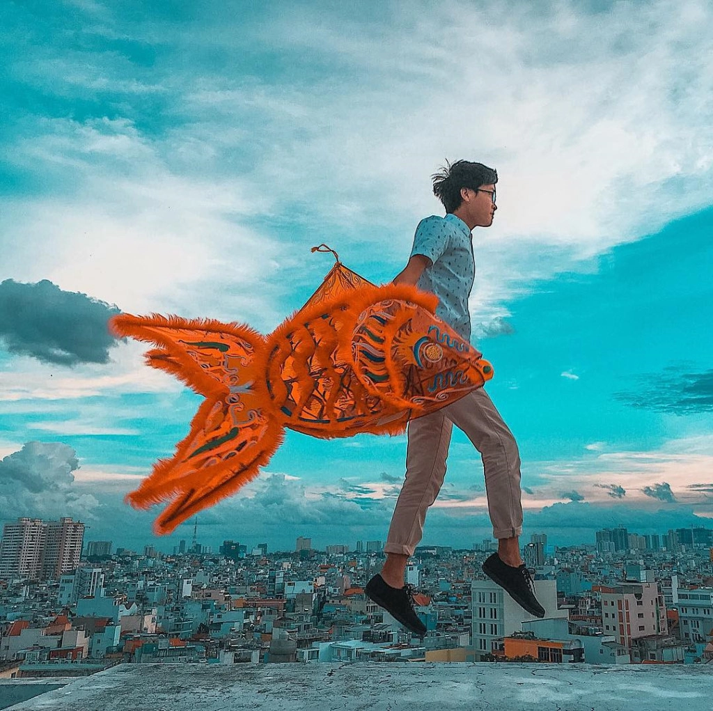 Thị trường bánh nướng bánh dẻo, đồ chơi cũng trở nên rộn ràng hơn cả vào mỗi dịp Trung thu. Các khu phố đầy ắp mặt hàng Trung thu truyền thống đủ màu sắc luôn hấp dẫn nhiều bạn trẻ ghé thăm mua sắm, chụp ảnh. Vào đêm trăng rằm, các gia đình, khu phố tổ chức vui Trung thu cho trẻ em với các chương trình văn nghệ, trò chơi và phá cỗ. Ảnh: @huyendieuletruong, @kientrantrung39, @leishiiiiii, @tynguyen0405. Thị trường bánh nướng bánh dẻo, đồ chơi cũng trở nên rộn ràng hơn cả vào mỗi dịp Trung thu. Các khu phố đầy ắp mặt hàng Trung thu truyền thống đủ màu sắc luôn hấp dẫn nhiều bạn trẻ ghé thăm mua sắm, chụp ảnh. Vào đêm trăng rằm, các gia đình, khu phố tổ chức vui Trung thu cho trẻ em với các chương trình văn nghệ, trò chơi và phá cỗ. Ảnh: @huyendieuletruong, @kientrantrung39, @leishiiiiii, @tynguyen0405.