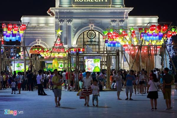 Với diện tích 2.000 mét vuông, vườn cổ tích đèn lồng tại Quảng trường Royal City (Thanh Xuân - Hà Nội) vừa được nhận Kỉ lục Guinness Việt Nam Với diện tích 2.000 mét vuông, vườn cổ tích đèn lồng tại Quảng trường Royal City (Thanh Xuân - Hà Nội) vừa được nhận Kỉ lục Guinness Việt Nam