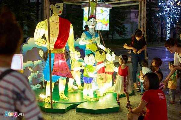 Khu vườn được trang hoàng bằng hàng ngàn chiếc đèn lồng, đèn kéo quân truyền thống, kết thành những cổng chào, khu tiểu cảnh, tháp đèn lồng. Đặc biệt, khu vườn còn tái hiện nhiều tích truyện dân gian Việt Nam quen thuộc như Lạc Long Quân – Âu Cơ, Thánh Gióng, Chú Cuội, Sự tích dưa hấu... bằng những nhóm tượng hoa đăng. Khu vườn được trang hoàng bằng hàng ngàn chiếc đèn lồng, đèn kéo quân truyền thống, kết thành những cổng chào, khu tiểu cảnh, tháp đèn lồng. Đặc biệt, khu vườn còn tái hiện nhiều tích truyện dân gian Việt Nam quen thuộc như Lạc Long Quân – Âu Cơ, Thánh Gióng, Chú Cuội, Sự tích dưa hấu... bằng những nhóm tượng hoa đăng.
