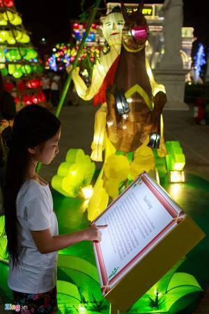 Tại nhóm tượng hoa đăng đều có bảng tên và tóm tắt nội dung tích truyện tương ứng. Tại nhóm tượng hoa đăng đều có bảng tên và tóm tắt nội dung tích truyện tương ứng.
