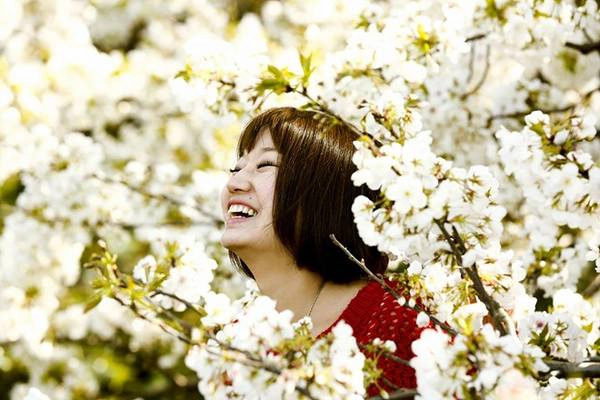 Một phụ nữ mỉm cười giữa hoa anh đào ở vườn Đông, cung điện hoàng gia, Tokyo. Ảnh: Thomas Peter/Reuters. Một phụ nữ mỉm cười giữa hoa anh đào ở vườn Đông, cung điện hoàng gia, Tokyo. Ảnh: Thomas Peter/Reuters.