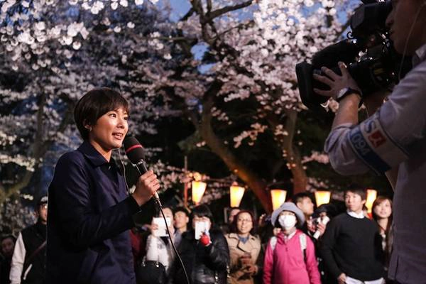 Các đài truyền hình cũng không bỏ lỡ sự kiện được mong chờ này. Ảnh: Taro Karibe/Getty Images. Các đài truyền hình cũng không bỏ lỡ sự kiện được mong chờ này. Ảnh: Taro Karibe/Getty Images.