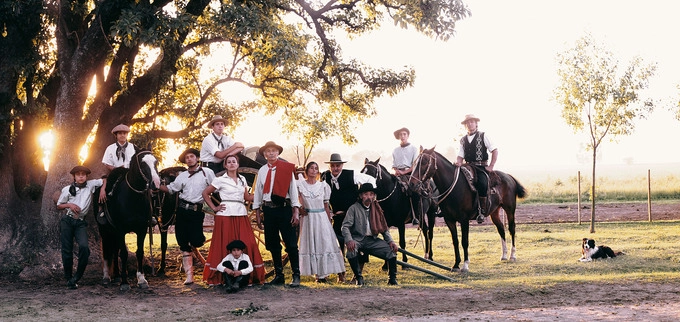 Bộ lạc Gaucho sống ở Nam Mỹ (Argentina và Uruguay) là những người sống du mục trên đồng cỏ rộng lớn và màu mỡ. Họ được biết đến là những kỵ sĩ, cao bồi, lang thang trên những thảo nguyên hoang dã. Từ Gaucho mang ý nghĩa mô tả các linh hồn tự do. Có hai thứ không thể tách rời khỏi họ là ngựa và dao. Do đó, người Gaucho có câu nói nổi tiếng: "Một người đàn ông không có ngựa thì chỉ là một nửa đàn ông".  Bộ ảnh của Jimmy được trưng bày trong một triển lãm ở Oslo, thủ đô Na Uy từ 27/11/2018 đến 26/1/2019.  Ảnh: Bored Panda