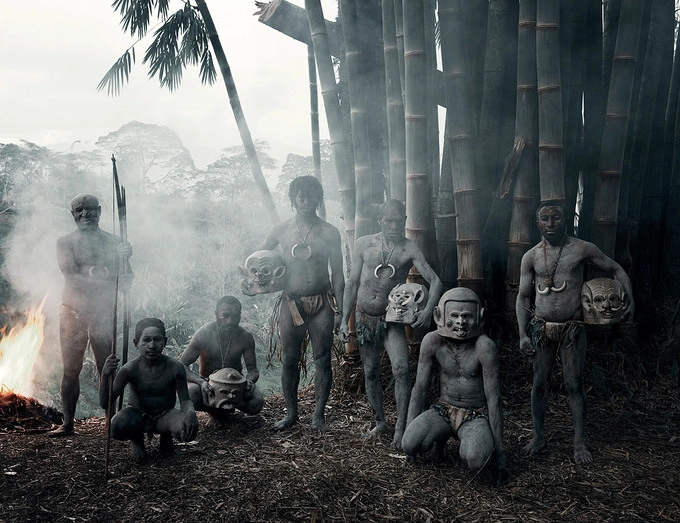 Người Asaro sống ở Papua New Guinea. Truyền thuyết kể rằng bộ tộc này từng phải chạy trốn kẻ thù và vùi mình xuống sông Asaro. Chỉ đến khi hoàng hôn buông xuống, sắc trời nhá nhem họ mới trồi lên và trốn thoát. Khi đó, do mặt họ vùi xuống bùn quá lâu, kẻ thù nhìn thấy họ và cho rằng đó là những linh hồn, chứ không phải kẻ chạy trốn. Vì vậy, đến ngày nay, người dân bộ tộc này vẫn giữ truyền thống hóa trang và trát bùn lên mặt, nhằm sinh tồn và làm đẹp.