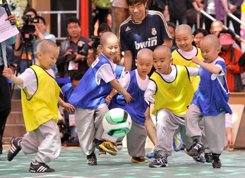 Những chú tiểu say mê vui chơi bên trái bóng tròn...