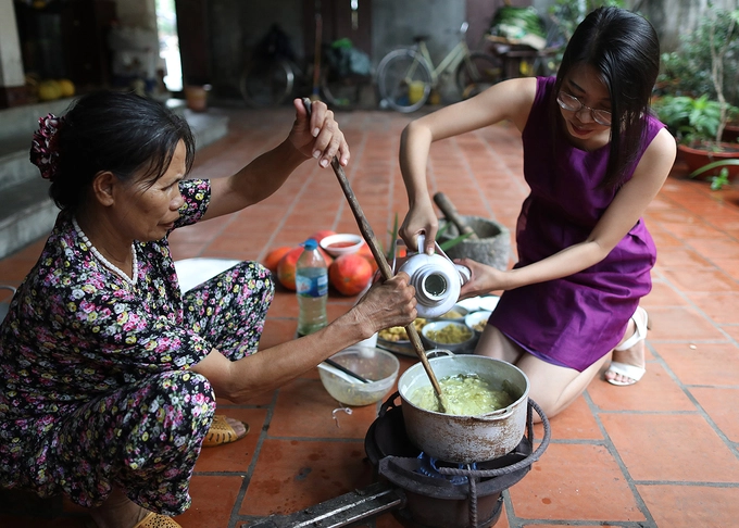 Trước kia chè lam chỉ xuất hiện trong mỗi dịp tết hoặc cuối mùa thu đầu đông, khi lúa đã gặt xong và công việc ở quê nông nhàn. Nhưng nay, làng cổ Đường Lâm mỗi năm đón khoảng 17.000 lượt khách. Khách đến đây ngoài tham quan, họ còn được trải nghiệm cách làm chè lam truyền thống và có thể mang về hoặc thưởng thức ngay tại chỗ.