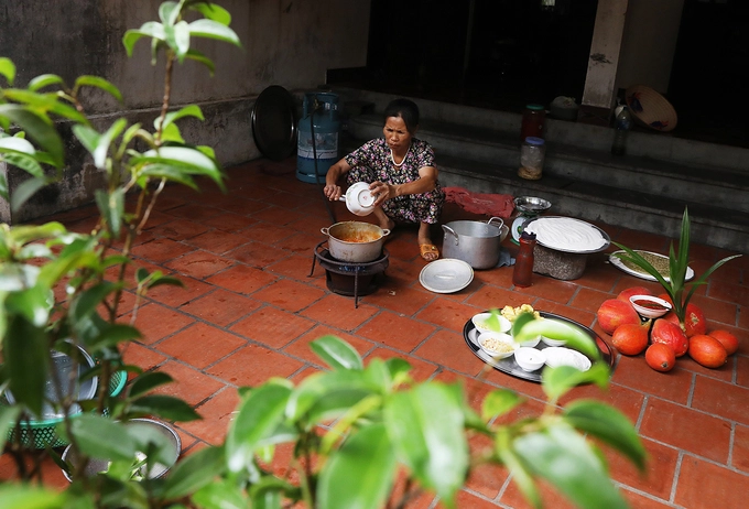 Loại gạo nếp làm chè lam thường là nếp cái hoa vàng, sau đó được rang và nghiền thành bột. Với món chè truyền thống thì công đoạn nấu chè khá đơn giản, nước lọc, đường, gừng giã nhỏ, nấu sôi sau đó cho bột gạo nếp vào đảo đều khi nguyên liệu sền sệt là bắc ra.