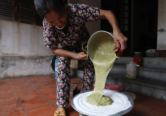 Chè đưa vào khay có trải bột gạo tẻ để chè không bị dính vào khay, cũng như để dậy mùi thơm mỗi khi ăn. Với món chè lam lá nếp, người nấu phải giã nhỏ lọc nước chưng cất để tạo màu xanh. Chè lam gấc (màu đỏ) cũng vậy, tất cả đều được làm chín trước khi đưa vào nấu. Mỗi nồi chè dù lớn hay nhỏ quá trình nấu chỉ diễn ra chưa đầy 10 phút.