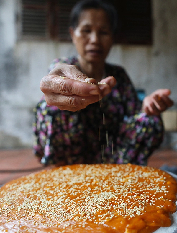 Công đoạn cuối cùng là rắc hạt vừng.
