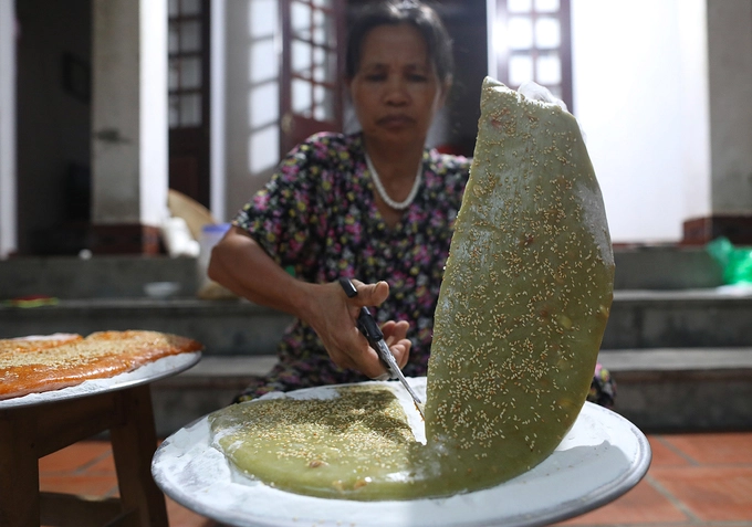 Hàng ngày người dân ở đây thường dây dựng 5h sáng để nấu những mẻ chè nóng hổi phục vụ du khách. Thông thường chè nấu xong chỉ để được 3-5 ngày.