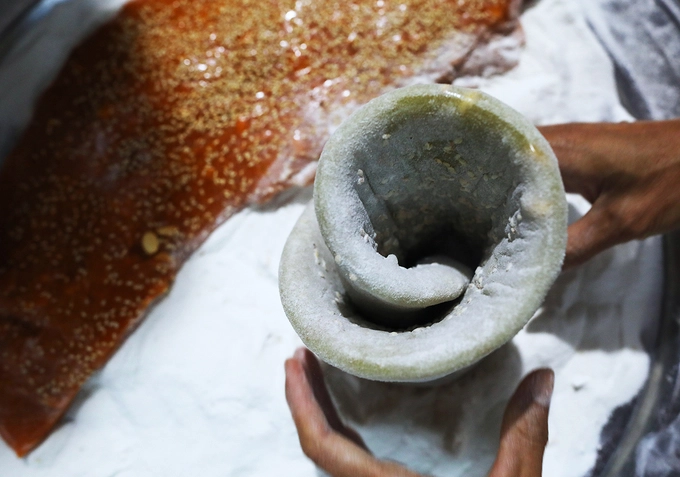 Miếng chè lam đạt yêu cầu khi ăn dẻo vừa phải, ngọt thanh, có vị cay của gừng, có vị thơm của gấc, lá dứa, vị ngậy béo của lạc rang.