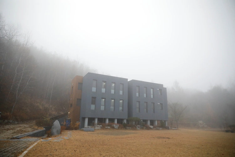 Khách sạn này nằm tại Hongcheon (Hàn Quốc), có cách thức hoạt đông khác biệt hoàn toàn với các khách sạn khác. Cơ sở này hoạt động như một nhà tù, các vị khách mặc đồng phục màu xanh như tù nhân, ăn cơm từ thực đơn nghiêm ngặt và ngủ trong các phòng giam được đánh số.