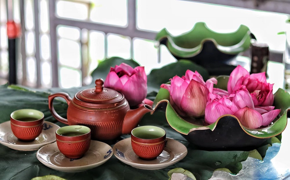 Trà dâng cho sông Hương là trà ướp trong hoa sen. Ảnh: Báo Lao động.