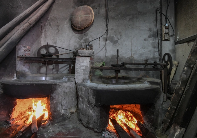 6 giờ sáng, căn bếp nhà anh Nguyễn Khắc Tiến ở làng Mễ Trì Thượng, Từ Liêm, Hà Nội đã rực lửa để sẵn sàng cho mẻ cốm đầu tiên trong ngày. Làm cốm là nghề truyền thống của làng Mễ Trì nhiều đời nay. 6 giờ sáng, căn bếp nhà anh Nguyễn Khắc Tiến ở làng Mễ Trì Thượng, Từ Liêm, Hà Nội đã rực lửa để sẵn sàng cho mẻ cốm đầu tiên trong ngày. Làm cốm là nghề truyền thống của làng Mễ Trì nhiều đời nay.