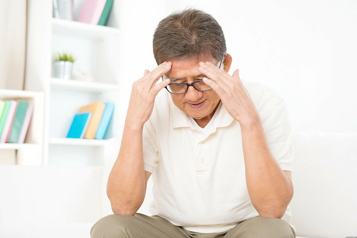 người cao tuổi uống rượu