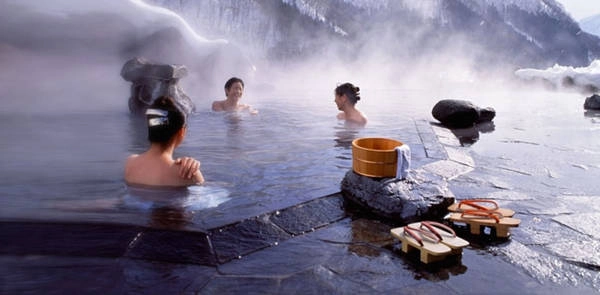 Tắm suối nước nóng là một trải nghiệm tuyệt vời cho du khách đến Nhật. Ảnh: Takaski. Tắm suối nước nóng là một trải nghiệm tuyệt vời cho du khách đến Nhật. Ảnh: Takaski.