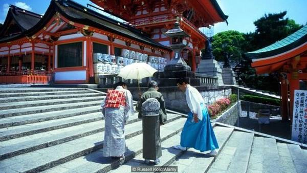Omotenashi hay “sự hiếu khách của người Nhật” là sự kết hợp giữa thói quen lịch sự và mong muốn hòa hợp, tránh mâu thuẫn. Đây là một phong cách sống ở Nhật Bản. Ảnh: Russell Kord/Alamy.
