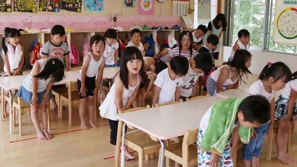 Trong văn hóa Nhật Bản, người càng xa cách với một nhóm nào đó thì càng được đối xử lịch sự, nhất là người nước ngoài. Tuy nhiên, Omotenashi không chỉ dừng lại ở việc cư xử lịch thiệp với khách, mà còn thấm nhuần trong cuộc sống thường ngày của người Nhật và được dạy cho trẻ em từ rất sớm. Ảnh: Channelnewsasia. Trong văn hóa Nhật Bản, người càng xa cách với một nhóm nào đó thì càng được đối xử lịch sự, nhất là người nước ngoài. Tuy nhiên, Omotenashi không chỉ dừng lại ở việc cư xử lịch thiệp với khách, mà còn thấm nhuần trong cuộc sống thường ngày của người Nhật và được dạy cho trẻ em từ rất sớm. Ảnh: Channelnewsasia.
