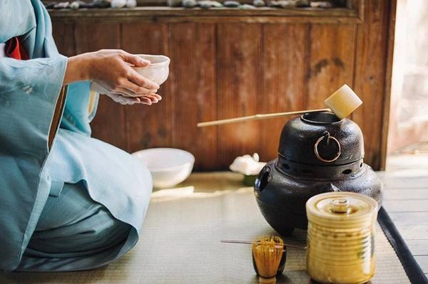 Theo giáo sư Isao Kumakura, phần lớn phép tắc của người Nhật bắt nguồn từ các nghi lễ trang trọng trong tiệc trà và võ thuật. Trên thực tế, từ “omotenashi” bắt nguồn từ tiệc trà. Chủ tiệc trà cố gắng hết sức để tạo không khí giúp khách thư giãn, tỉ mỉ chọn kiểu bát, hoa và cách trang trí thích hợp nhất mà không mong mỏi được đáp lại. Các khách mời nhận thức rõ nỗ lực của chủ nhà, và đáp lại bằng thái độ tôn trọng. Cả chủ và khách tạo ra môi trường hòa hợp và tôn trọng lẫn nhau, theo niềm tin rằng việc tốt cho cộng đồng quan trọng hơn nhu cầu cá nhân. Ảnh: Thetealounge. Theo giáo sư Isao Kumakura, phần lớn phép tắc của người Nhật bắt nguồn từ các nghi lễ trang trọng trong tiệc trà và võ thuật. Trên thực tế, từ “omotenashi” bắt nguồn từ tiệc trà. Chủ tiệc trà cố gắng hết sức để tạo không khí giúp khách thư giãn, tỉ mỉ chọn kiểu bát, hoa và cách trang trí thích hợp nhất mà không mong mỏi được đáp lại. Các khách mời nhận thức rõ nỗ lực của chủ nhà, và đáp lại bằng thái độ tôn trọng. Cả chủ và khách tạo ra môi trường hòa hợp và tôn trọng lẫn nhau, theo niềm tin rằng việc tốt cho cộng đồng quan trọng hơn nhu cầu cá nhân. Ảnh: Thetealounge.