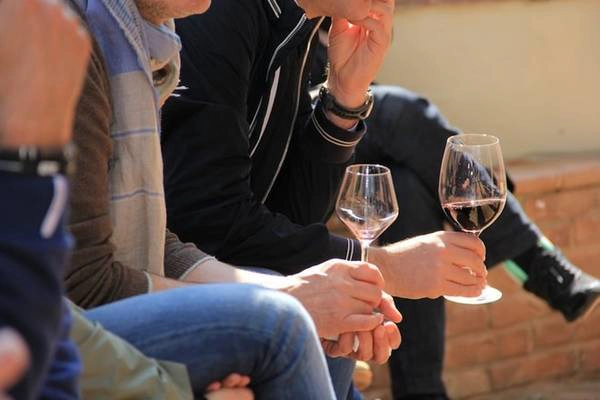 Cầm ly rượu đúng cách: “Trong suốt thời gian làm việc ở khách sạn cao cấp, tôi nhận thấy cầm sai ly rượu là lỗi rất phổ biến. Bạn nên cầm ở chân ly, chứ không phải bầu hay đế ly”, Dan Pepper, khởi nghiệp trong ngành dịch vụ nói. Ảnh: Flickr. Cầm ly rượu đúng cách: “Trong suốt thời gian làm việc ở khách sạn cao cấp, tôi nhận thấy cầm sai ly rượu là lỗi rất phổ biến. Bạn nên cầm ở chân ly, chứ không phải bầu hay đế ly”, Dan Pepper, khởi nghiệp trong ngành dịch vụ nói. Ảnh: Flickr.
