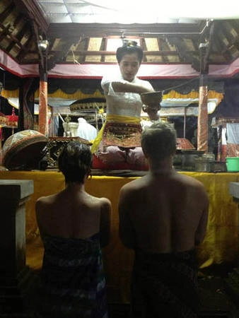 Ida trong một buổi làm lễ cho du khách. Ảnh: facebook NV.