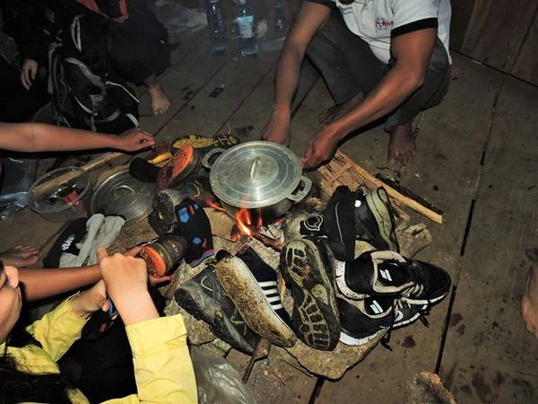 Đến 14:30 chiều, chúng tôi đã đến được lán ở độ cao 1,100m. Ban đầu cả nhóm định đi tiếp lên đỉnh 1,813m vì còn khá sớm, nhưng do đã đi liên tục 8 tiếng nên quyết định dừng nghỉ, ăn uống và ngủ sớm để sáng hôm sau khởi hành sớm lúc 5:00 sáng. Trên lán đã có đồ dùng nấu nướng để có thể nấu ăn và nhóm cũng tranh thủ hong khô giày và quần áo do cơn mưa lớn lúc trưa. Đến 14:30 chiều, chúng tôi đã đến được lán ở độ cao 1,100m. Ban đầu cả nhóm định đi tiếp lên đỉnh 1,813m vì còn khá sớm, nhưng do đã đi liên tục 8 tiếng nên quyết định dừng nghỉ, ăn uống và ngủ sớm để sáng hôm sau khởi hành sớm lúc 5:00 sáng. Trên lán đã có đồ dùng nấu nướng để có thể nấu ăn và nhóm cũng tranh thủ hong khô giày và quần áo do cơn mưa lớn lúc trưa.